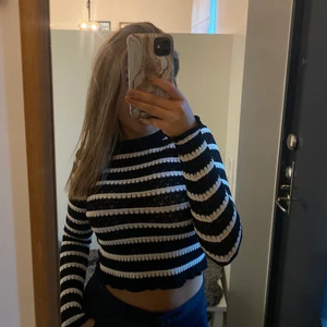 Zara Topp  - Intrsellekoll på denna fina slutsålda topp ifrån zara, köpt här på Plick, säljer endast vid bra bud 💗💗💗