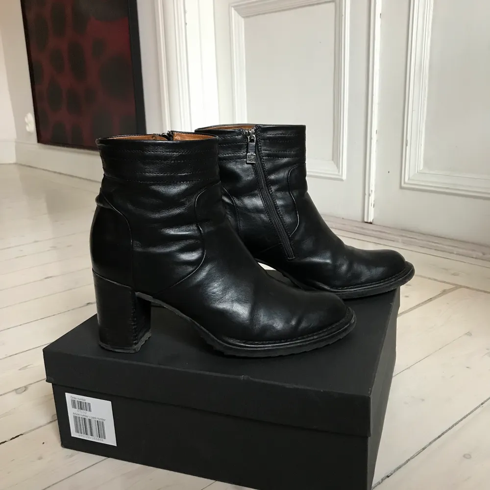 Svarta boots från Alberto Fermani i äkta läder. Använda men i mycket gott skick. Skor.