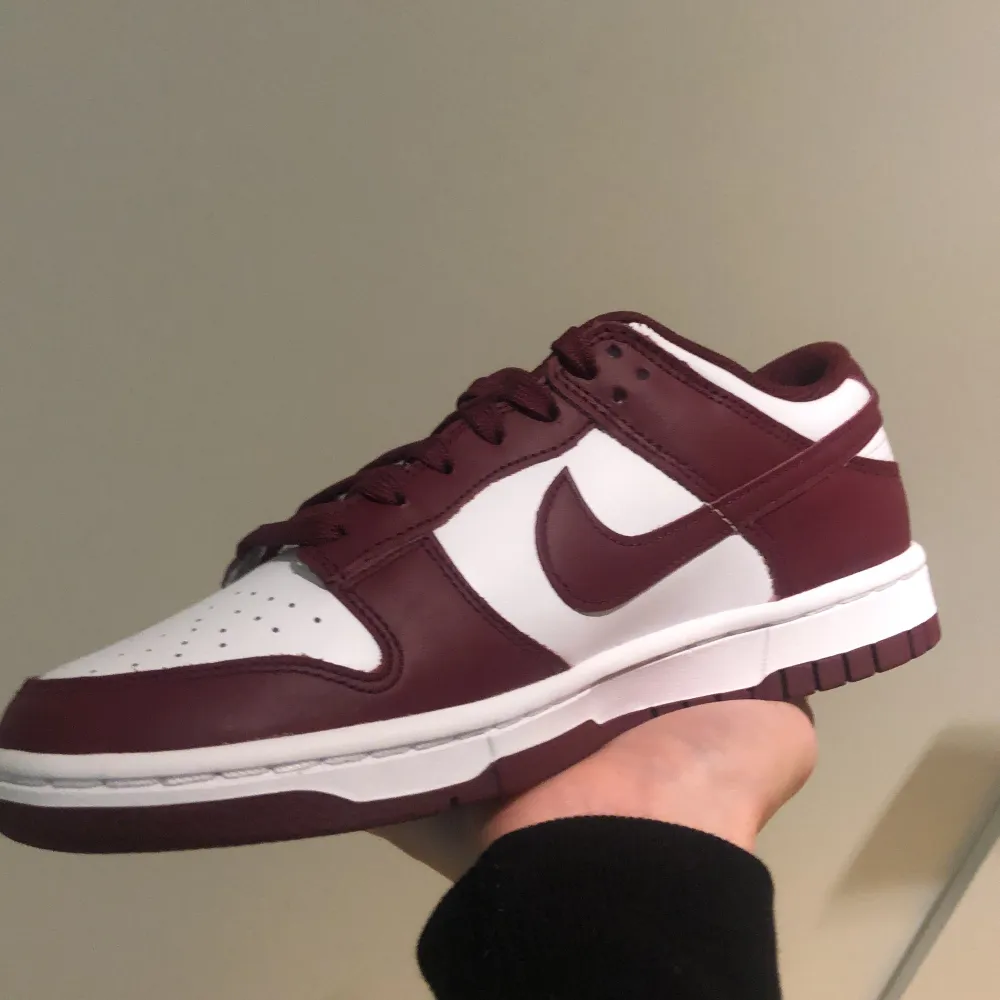 Nike Dunk Low Dark Beetroot I storlek 38. Dem är nya och helt oanvända.. Skor.