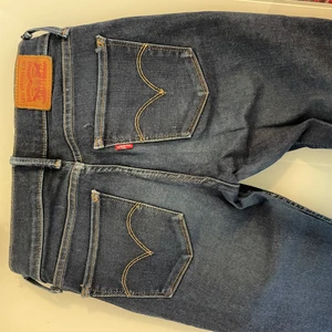 Levis, 710 super skinny, W25 L30 - Ett par frächa levis jeans som är lågmidjade, säljer dom eftersom jag inte kan ha längre. Dom är i jeans storlekarna W25 L30, skulle säga att dom passar xs/s. Dom är inte använda as mycket så att dom är inte speciellt slitna, väldigt fint skick. Nypris 1100kr, Pris kan diskuteras!!
