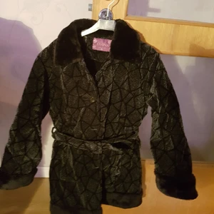 Jacka  - Jätte sköna jacka jätte fint och helt ny. Från djur och rökfree hem. 