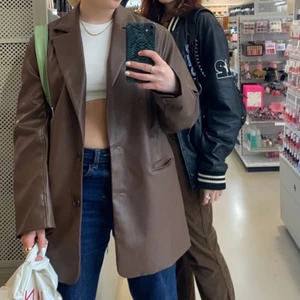 Brun läder jacka  - Säljer min SÅ snygga bruna jacka från Motel rocks, köpt i våras för ca. 1000 kronor. Fint skick förutom att det har blivit hål i båda fickorna inuti, går fortfarande att ha sakwr i, går att laga!💕