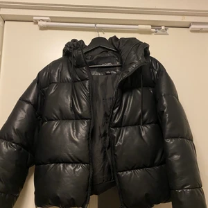 Puffer jacket - Säljer min svarta puffer jacket från Monki! Använd ett fåtal gånger, inköpt för 800kr. Jackan är helt slutsåld! Köpare står för frakt⚡️⚡️🌸