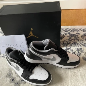 Jordan 1 lows storlek 50.5 - Hej säljer ett par Jordan 1 lows i storlek EU50.5. Helt nya köpta på exklusivt drop. Hör av er om ni är intresserade! Kan hämtas i Linköping eller fraktas för 99kr📦