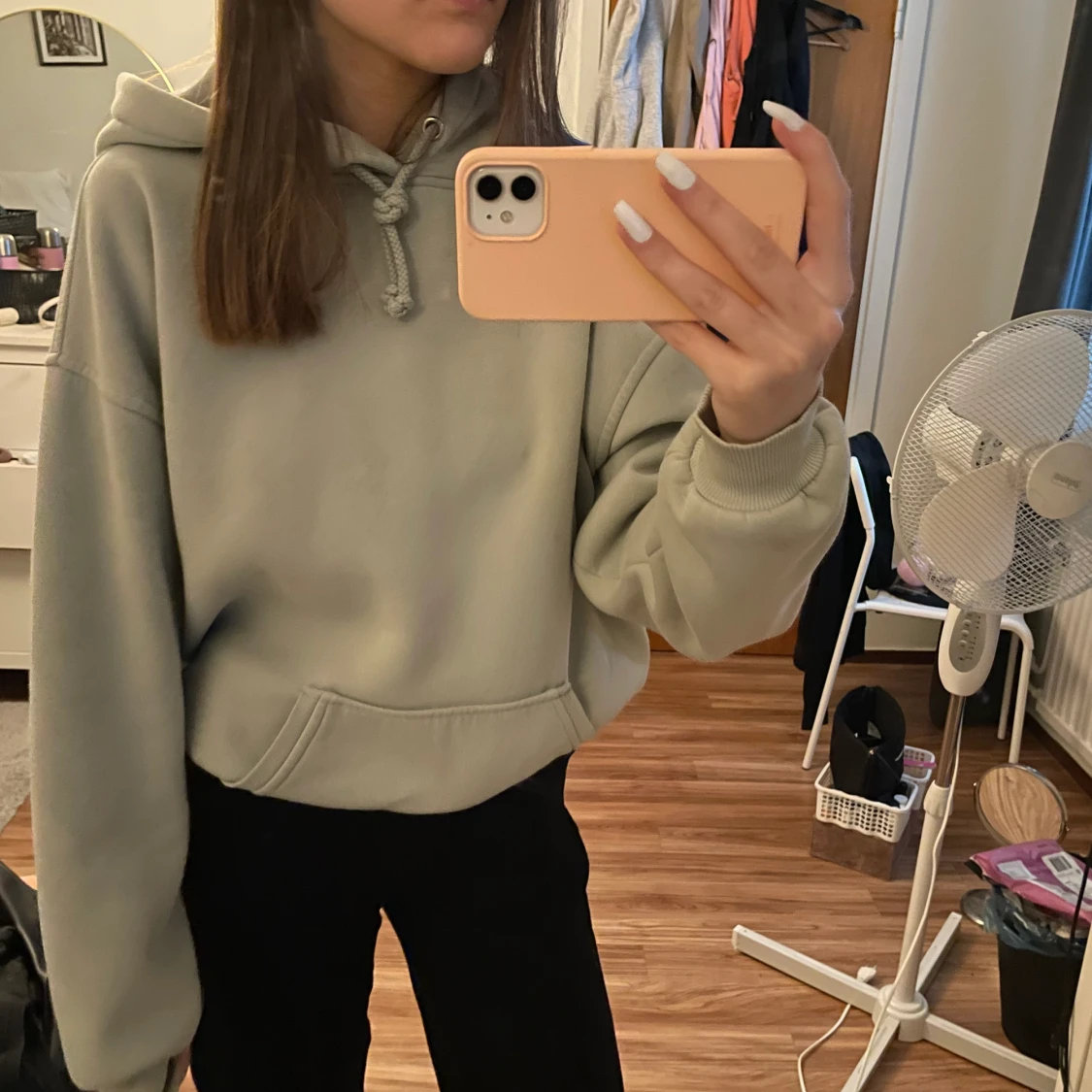 Ljus grön hoodie från bikbok 