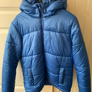 Vinter jacka - Blå vinterjacka i storlek 170 (den är som en small). Mycket fint skick!