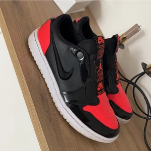 Jordans - Lägger upp igen pågrund av oseriös köpare, de är i jätte fint skick inget fel på de alls använda ksk 2-3 gånger. Köparen står för frakten själv🥰