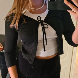 Kofta - Jättegullig kofta från French Connection i strl M. Säljes I befintliga skick🌼🌸