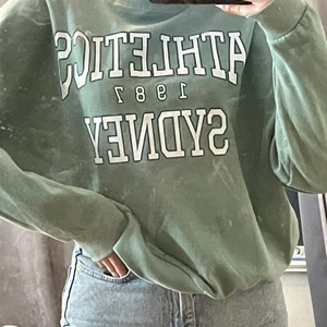 Sweatshirt  - En jättefin sweatshirt från evenodd. Kommer tyvärr inte till andvändnig. Aldrig använd. 