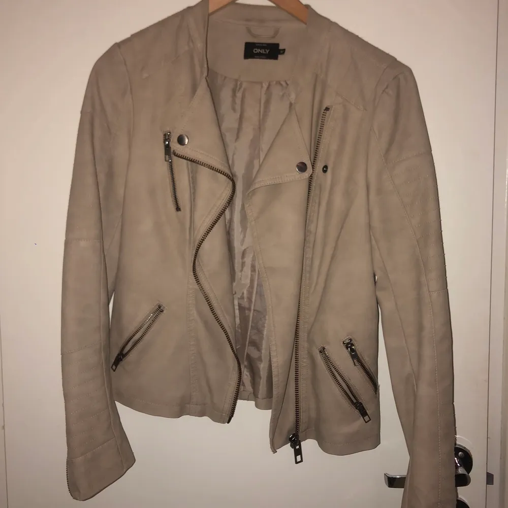 Beige läderjacka från märket Only, modellen heter Ava Faux Leather Biker Pelican och är i storlek 34 som motsvarar XS/S. Jackor.