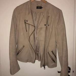 Läderjacka  - Beige läderjacka från märket Only, modellen heter Ava Faux Leather Biker Pelican och är i storlek 34 som motsvarar XS/S