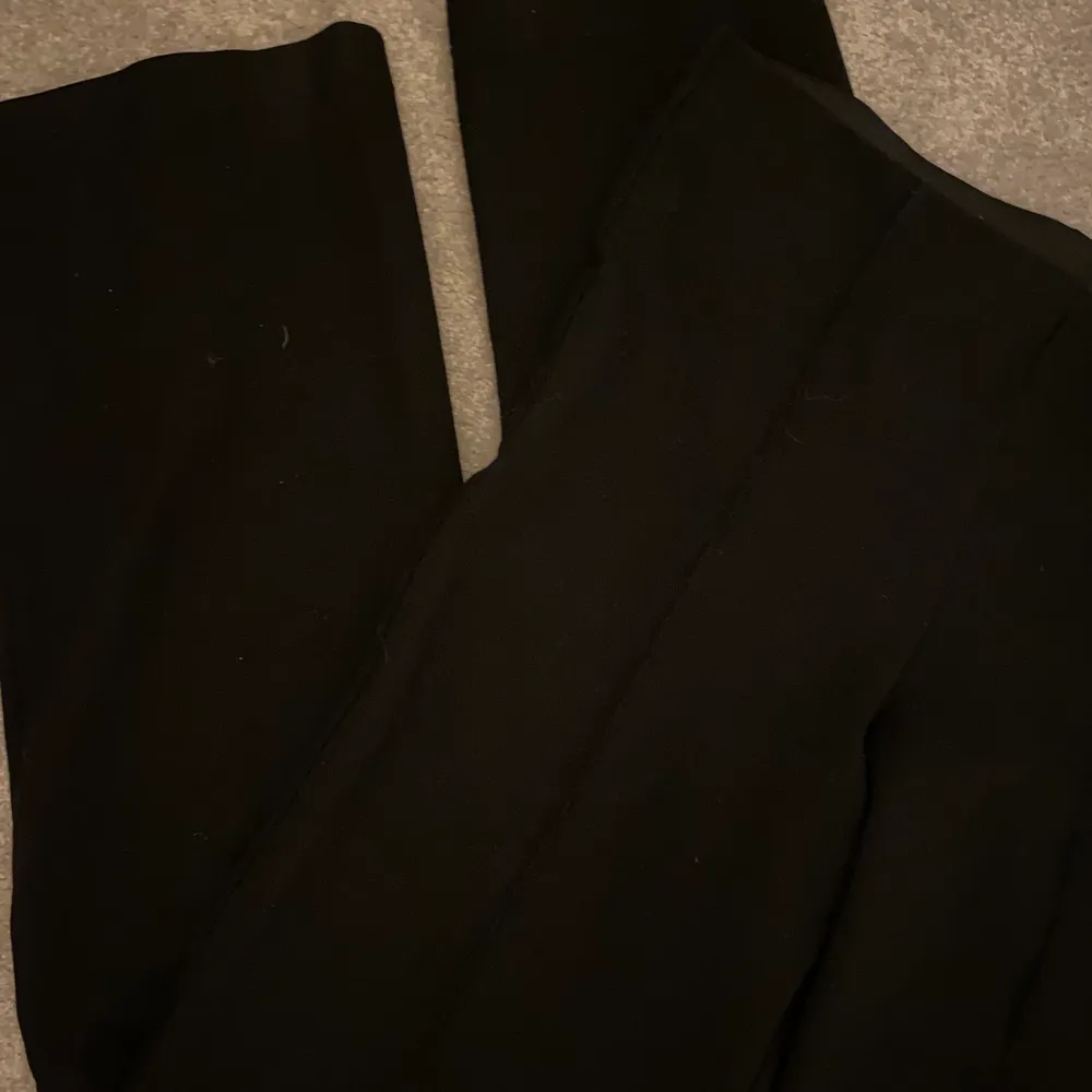 Säljer mina svarta kostymbyxor så jag tycker att de är för korta för mig som är 171🙏🙏🙏 så sköna och stretchiga 💖💖💖 hör avver vid intresse för fler bilder 💖 köparen betalar frakt ☀️. Jeans & Byxor.