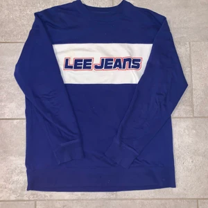 Vintage oversized Lee tröja, blå och vit - Säljer en fet vintage Lee tröja, sitter oversized för mig som är medium (se bild) men den är XL. Säljaren batalar frakt