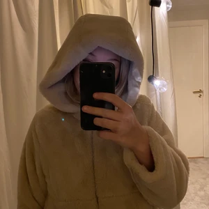 Mjuk jacka  - Säljer min suuupermysiga jacka från zara!! Använd ca 3 gånger och har till denna vintern blivit för kort i armarna ☺️.  Supermysig luva!!!!!! Det är strl 164 i barnstolen på zara. Skulle säga att det passar en XS också 👌👌👌. Köparen betalar för frakt. 