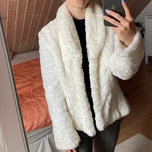 Fuskpäls jacka - Vit jacka i fuskpäls i storlek s! Går att knäppa framtill. Jättefin och härlig, i nyskick! Hör av er om ni vill ha fler bilder eller har frågor💖