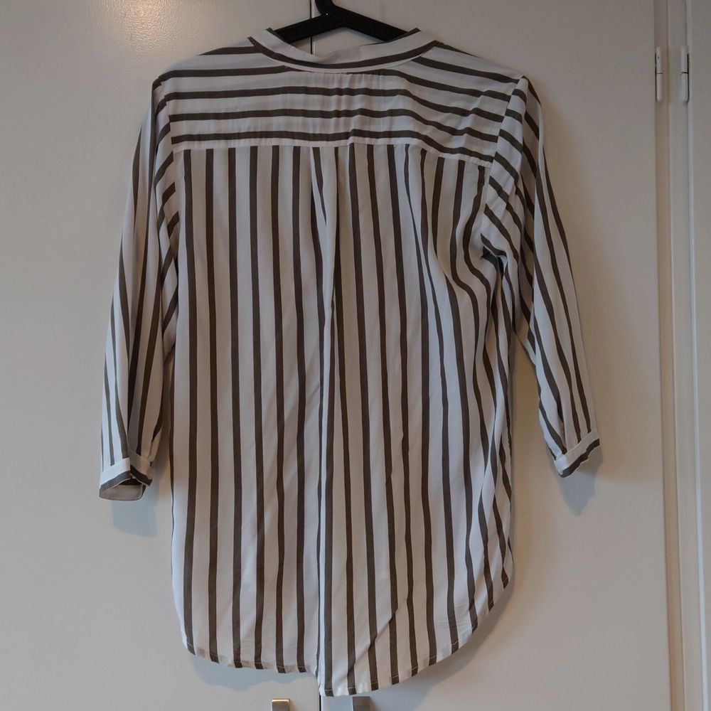 Vero Moda blus, randig i strl S. Sparsamt använd. Köparen står för frakt. (Kan skickas som brev då blir frakten billigare, men då är det ej spårbart). Blusar.