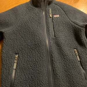 Patagonia fleece stl xs/s  - Fin patagonia fleece som jag tyvärr måste sälja. Sömmen har släppt  vid ena armen se bild.  lätt att laga. 480kr köparen står för frakt. 