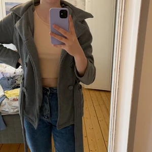 Grå kappa - Säljer denna fina oanvända kappa. Passar storlek S och M. 