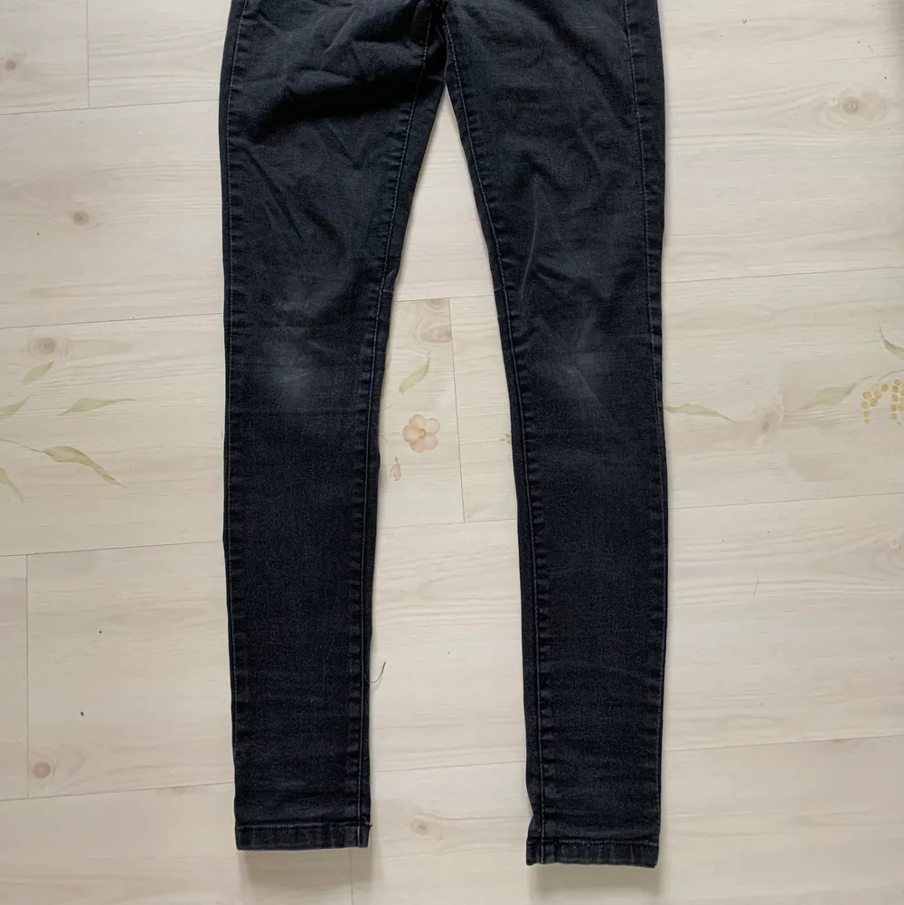 Svarta skinnyjeans från lager 157. Färgen är urtvättad svart. Köpare står för frakt.. Jeans & Byxor.