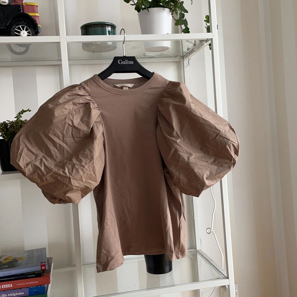 Brun t-shirt med puffärmar från h&m. Använd 1 gång. Storlek s. Blusar.
