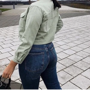 Mintgrön jeansjacka - Nu säljer jag min älskade jeansjacka! Den är köpt på Gina tricot. nypris: 399kr. Jätte fint skick!!💕 Passar både XS och S. (Lånad bild)