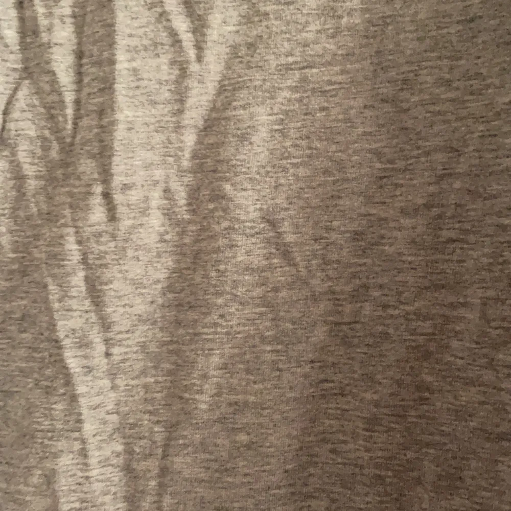 En grå långärmad tröja sitter skönt och bekvämt. Storlek S men passar även xs-s-m. Den har stretch och anpassar sig till kroppsformen. Och är i bra skick.. Tröjor & Koftor.