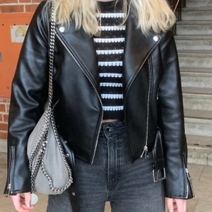 Skinnjacka - Så snygg och bekväm skinnjacka från crocker i form skick! Perfekt till våren💓 