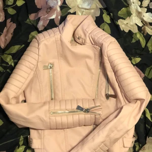 Skinn jacka  - En väldigt fin skin jacka i färgen rosa, storlek 36 från chiquelle. Otroligt skön men tyvärr för liten för mig. Då jag endast vill bli av med den så är priset inte satt i Sten :)