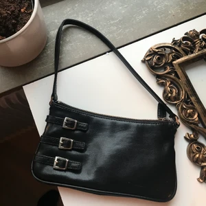 Svart vintage axelväska  - Jätte söt liten axel väska som passar stortsätt till allt. Köpte den i humana men har inte riktigt använt dem så mycket.