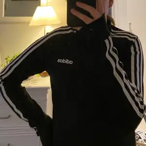 En adidas långärmad träningströja i climalite material! Har loggan på bröstet o de klassiska 3 ränderna på båda ärmarna. Är endast använda några få gånger och är i nyskick✨👍🏼 Köpt på Stadium för 599kr Storlek: XS men skulle passa en S också💕 Priset kan diskuteras vid snabb affär!!