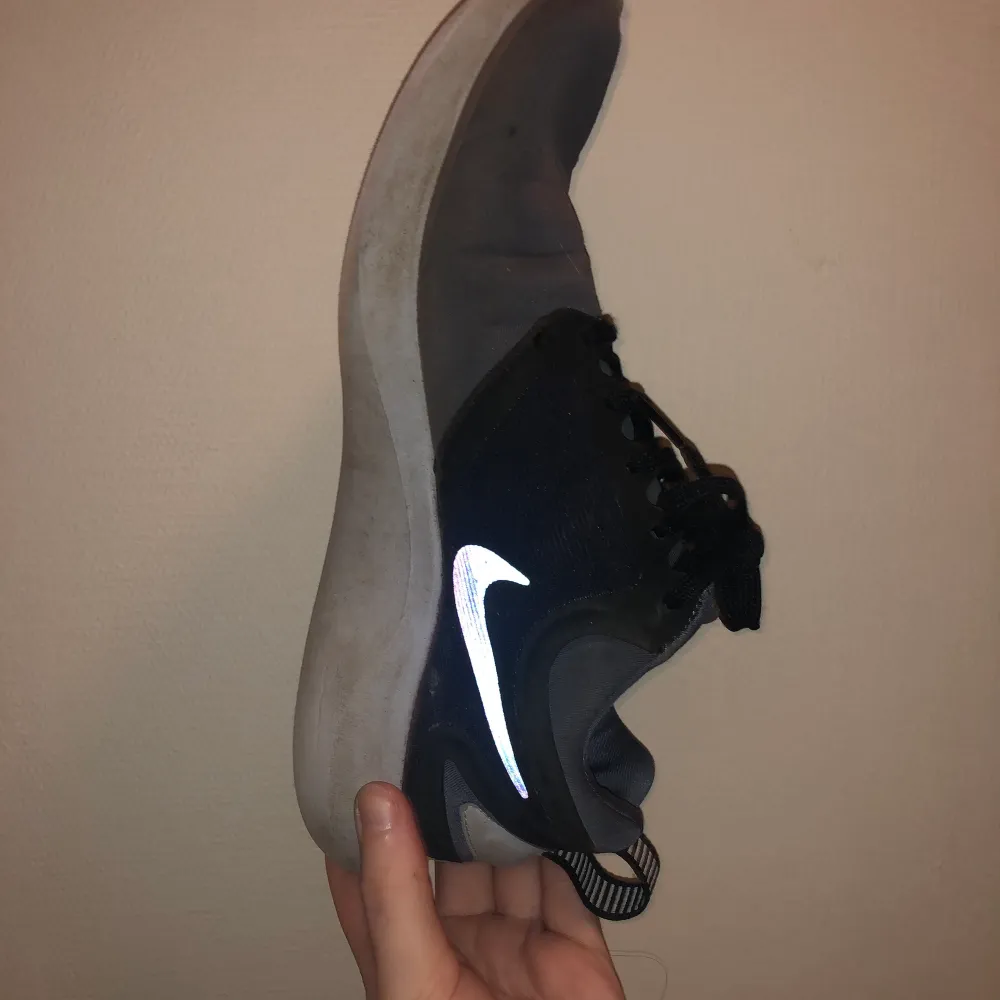 Nike skor storlek 39 passar mej me 38. Pris kan diskuteras vid snabb affär! Annars buda med 10+ varje gång. Kengät.