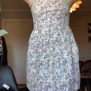 Sommar klänning  - Inte använt på länge, är i nyskick. Klänning utan band. Frakten ingår i priset 