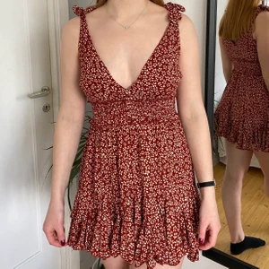 Fin sommarklänning  - Säljer en väldigt fin sommarklänning! Använd fåtal gånger, väldigt bra skick! Nypris ca 700. 