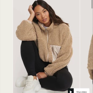 teddyjacka, vändbar - Säljer denna snygga vändbara teddyjacka från NAKD. Säljer pga har för många teddyjackor hihi:))) Köpt för 700kr på hemsidan. Går satt spänna med resår beroende på hur man vill att den sitter. Frakt 66kr tillkommer💘💘💘