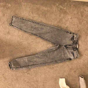 Gråa mom jeans - Gråa mom jeans från Gina, jättefina men tyvärr för stora för mig🥰