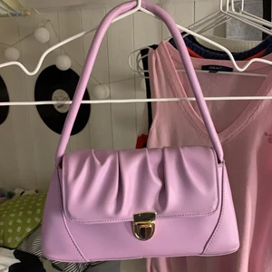 Lila baguettebag💗😍 - En jättefin lila baguettebag med guld spänne som jag nästan aldrig användt! Säljer den för att det nog finns någon som kommer använda den mer än jag😊 Skriv till mig om ni har frågor!💕❤️