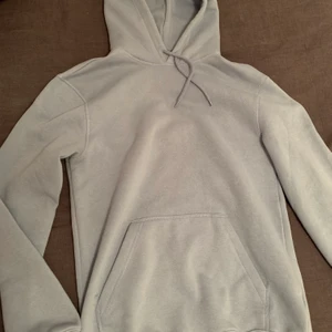 Blå hoodie - Hoodie, jätte fin blå färg, säljer den för den tyvär inte kommit till andvändning 