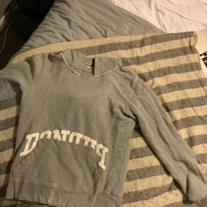 Dondup hoodie - Hjälper nu min kille att sälja hans gamla kläder som inte längre kommer till användning😊Först ut är denna dondup hoodien, den är i bra skick förutom de mindre hålen på slutet av ärmarna på sista bilden✨