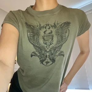 T-shirt med tryck - Plagget är i storlek XS och jag på bilden har XS. Den kommer tyvärr inte passa någon som har en större storlek. Varan är köpt second-hand och har inga defekter. Läs mina villkor innan köp! 💓🧚🏼