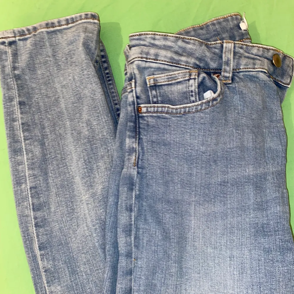 Blå jeans från H&M i storlek 36. De är normal waist och är inte skinny. Knappt använda. Kan frakta eller möts i Malmö. . Jeans & Byxor.