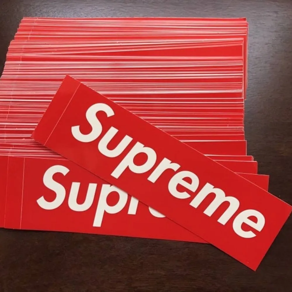 Supreme stickers, har ca 120st säljer paket priser se listan. 18kr/st. 5-pack:50kr. 10-pack 100kr, 20-pack:150kr desto fler du köper desto billigare! Köparen står för frakten . Accessoarer.