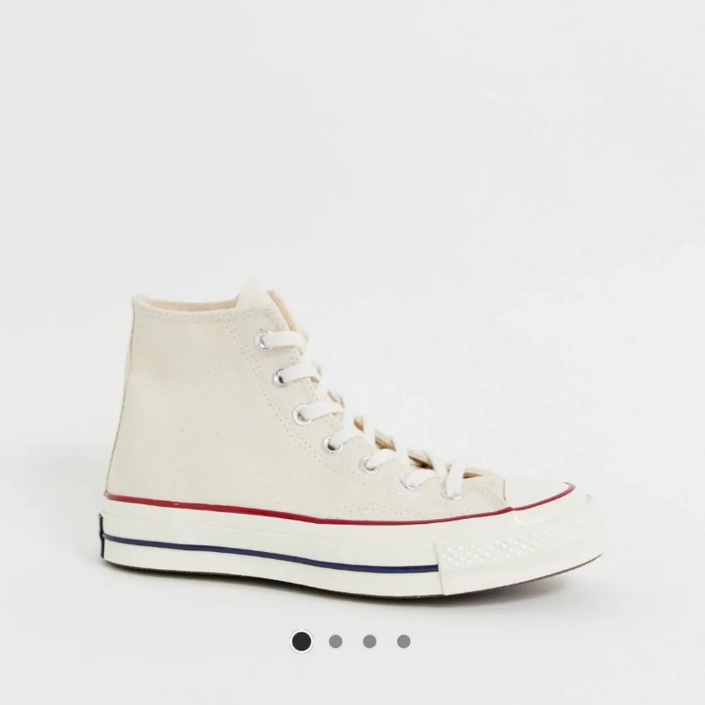 Converse high créme white. Storlek 39. Aldrig använda. Säljer för att de inte passar mig!😊. Skor.