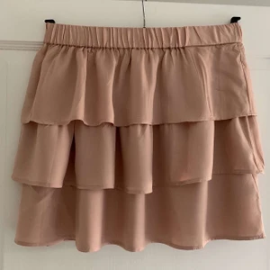 Volangkjol - Volangkjol från NA-KD x Linn Ahlborg. Säljes pga kommer ej till användning. Använd vid Max två tillfällen, som ny i skicket. Storlek 38 men resår i midjan så passar både mindre och större.