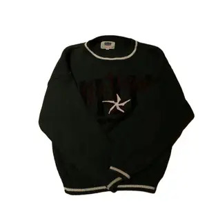 Vintage Rocky stickad sweatshirt Cond: 9/10 Pris: 200 Storlek: 170 (passar Small) Kan tänkas byta ⭐️