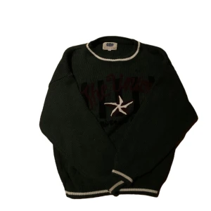 Rocky - Vintage Rocky stickad sweatshirt Cond: 9/10 Pris: 200 Storlek: 170 (passar Small) Kan tänkas byta ⭐️