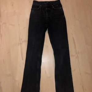 Jeans med slits - Mina ett år gammal favorit byxor har blivit för  små ;( så nu måste dem säljas. Dem är utsvängda ner till och har en slits på ca 15 cm där Benet slutar. Älskar passformen och dem är super sköna. Modellen får benen att se kurvigare ur vilket jag uppskattar! 