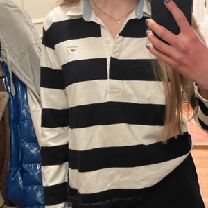 Gant tröja - Säljer denna blåvit randiga gant tröja i storlek M köpt för 1199kr, hör av dig om du är intresserad💙💙