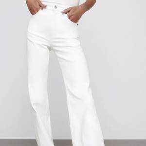 Superfina jeans ifrån Zara, köpta här på plick men det var tyvärr för små. Jeansen är i fint skick och är i storlek 34. Jag är 175 och det var en bra längd för mig men om det önskas så går det att klippa av och göra de kortare.