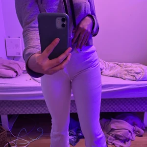 Vita bootcut jeans  - Säljer mina vita bootcut jeans, dom ger världens finaste rumpa och är sååå sköna 