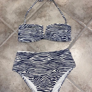 Mönstrad bikini  - Cool vit&mörkblå mönstrad bikini i strl xs-S. Använd fåtal ggr så skicket är prima ballerina!☺️ Trosorna är högmidjade. Säljes för 90kr, köparen står för frakten💗